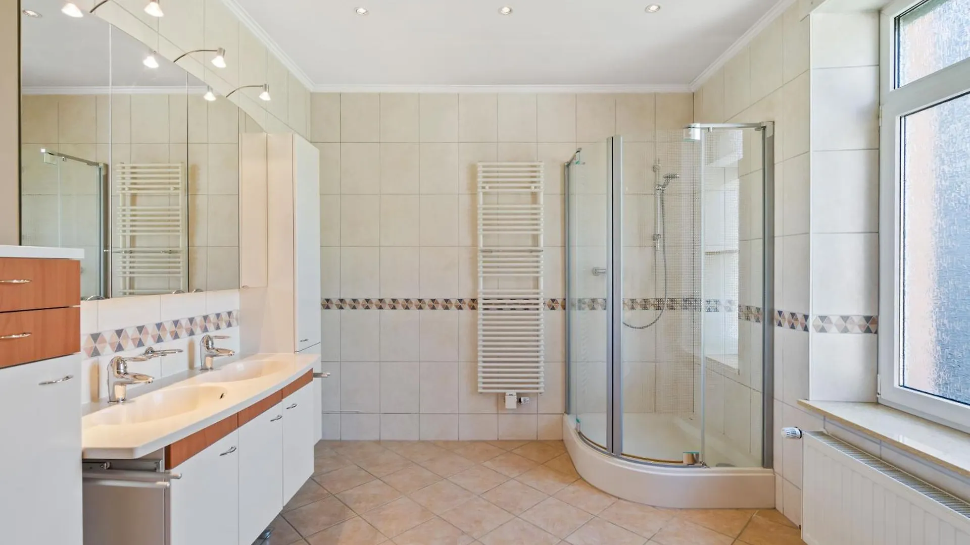 Cozy Townhome Near City Center Free Parking & Wi-Fi ルクセンブルク 0*,  ルクセンブルク