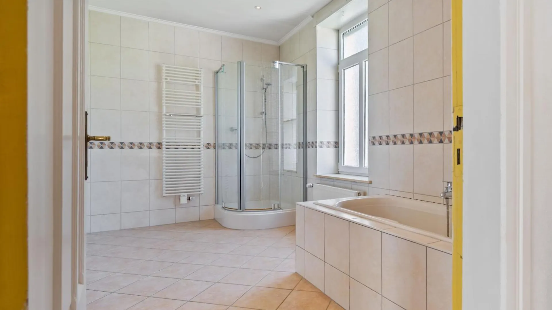 Cozy Townhome Near City Center Free Parking & Wi-Fi Luxembourg 0*,  Luxembourg